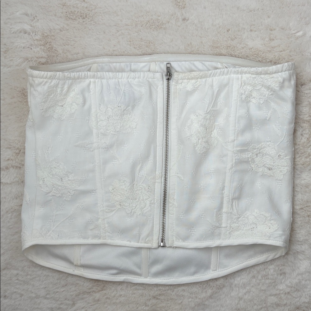 Elegant White Lace Crop Top - Picture 4 of 4